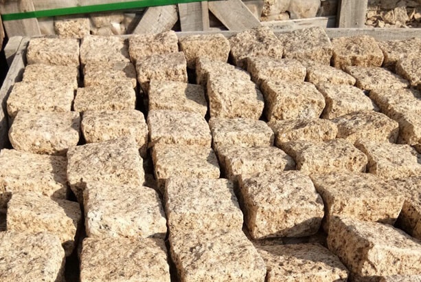 Đá lát sân cubic granite vàng Bình Định