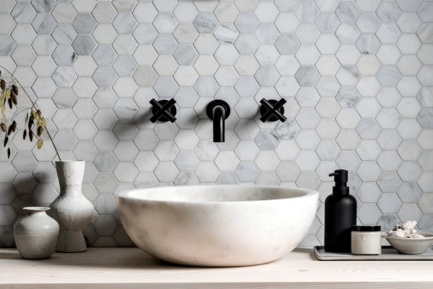 Đá mosaic màu trắng xám hình lục giác ốp khu vực nhà tắm